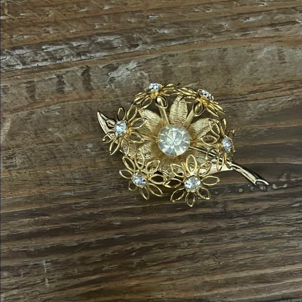 Elegant Gold Floral Brooch